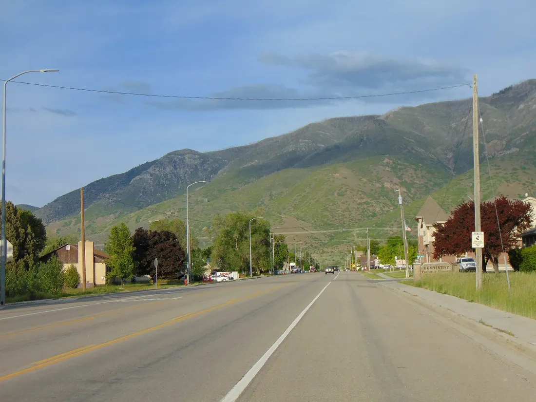 Looking east along West Main Street (U.S. Route 6), from about 375 West, in Santaquin, Utah, with the north end of Dry Mountain in the background, May 2016