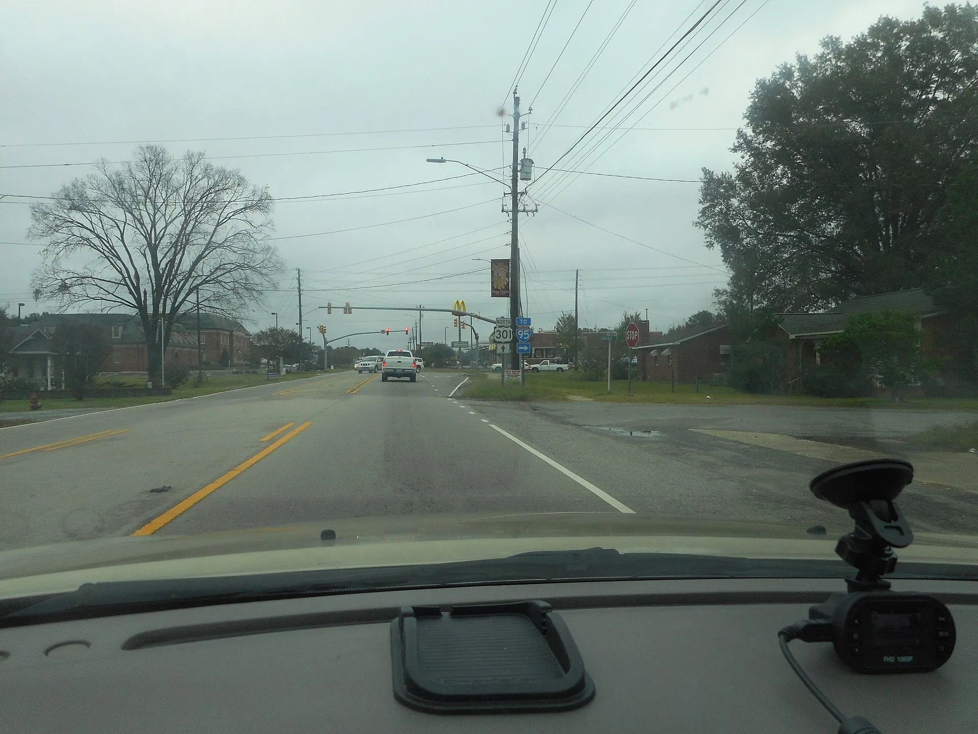 Heading north along US Route 301 as it approaches the intersection with Keen Road in Four Oaks, North Carolina. Taken on a rainy midday. Keen Road leads to the first of two interchanges with Interstate 95 in Four Oaks, a