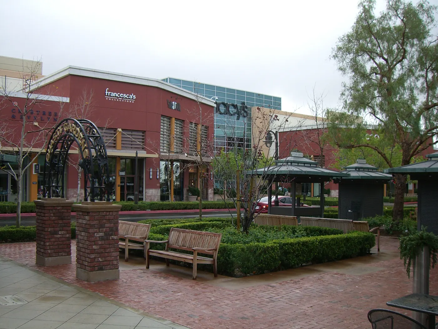 Guasti Gardens plaza at Victoria Gardens