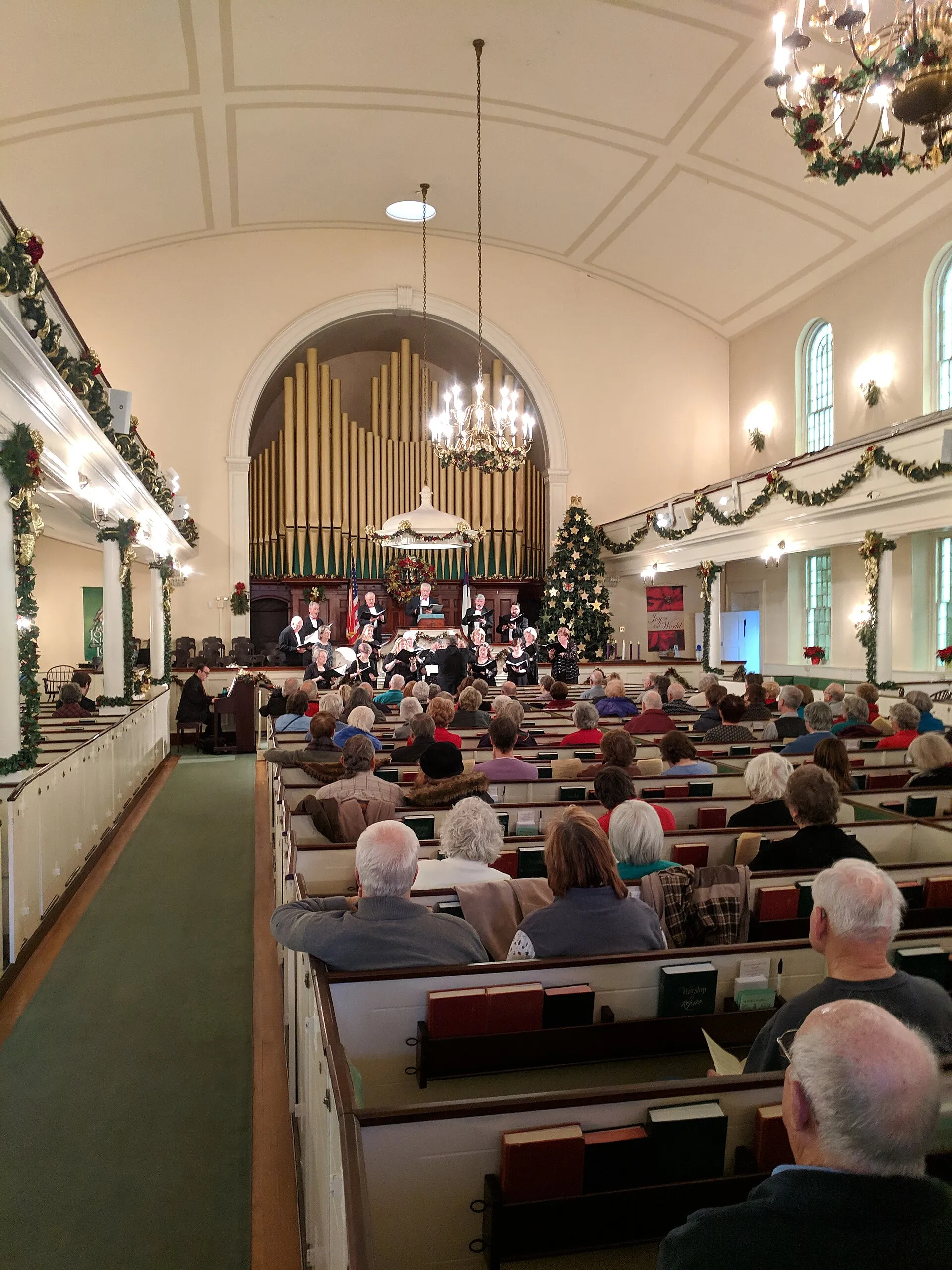 FirstCongregationalChurchCanandaiguaNewYorkFingerLakesCamerataConcert2018NaveFromSouthSide