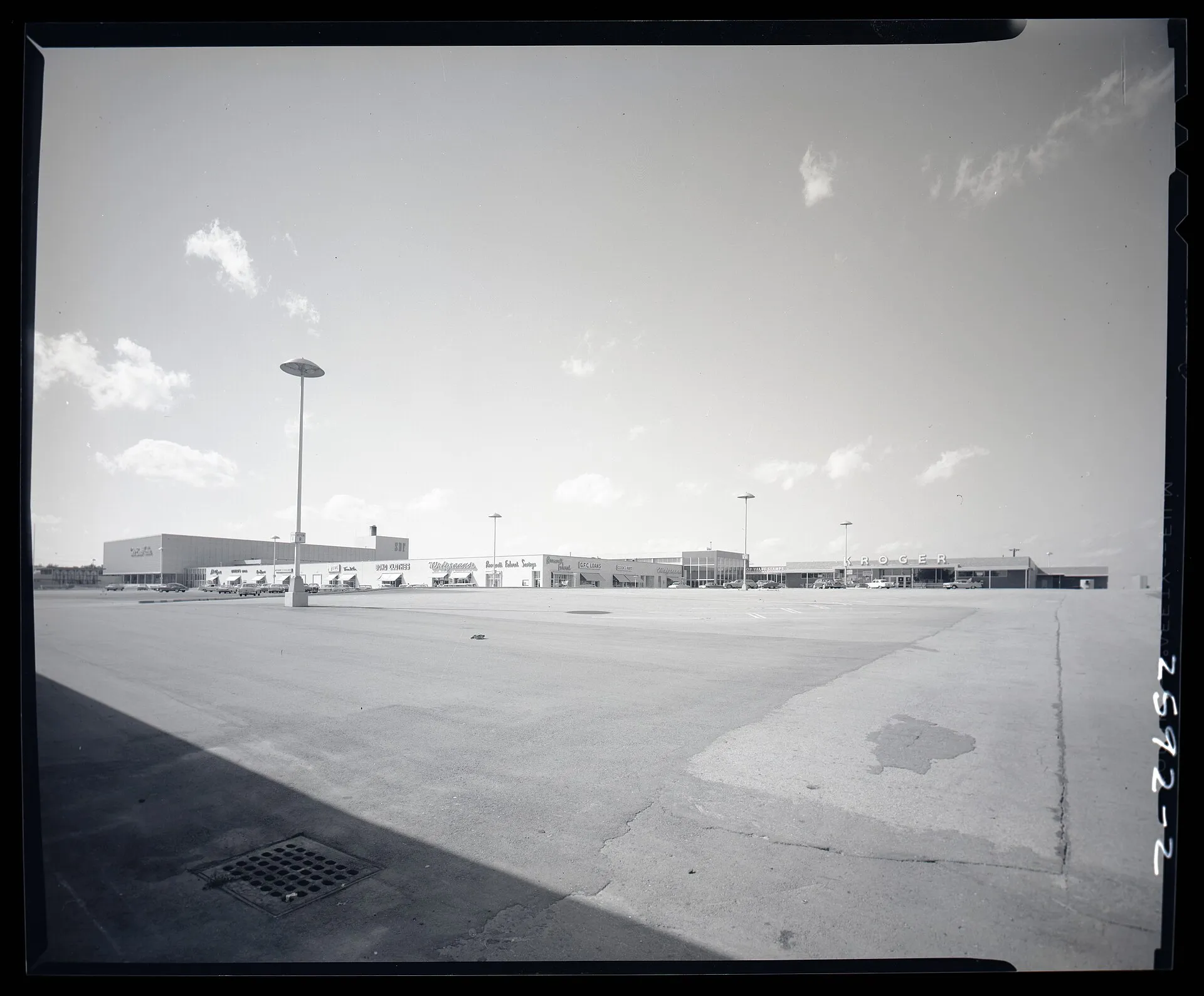River Roads Mall. Negative by Mizuki, Henry T., 10/1962. Missouri History Museum Photograph and Prints collection. Mac Mizuki Photography Studio Collection. Image number: P0374-02592-02-4a
