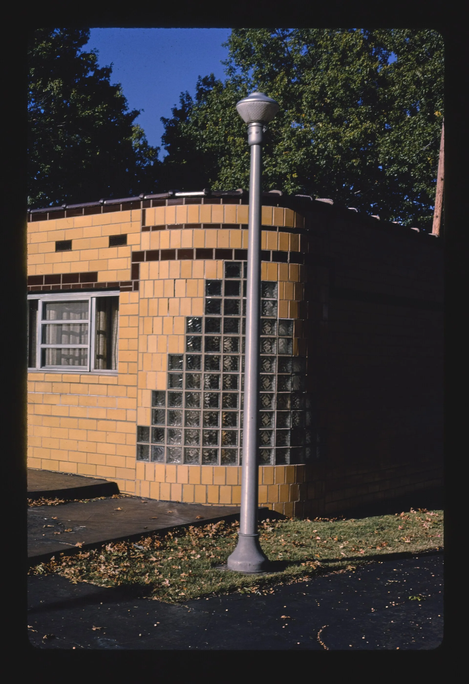 Title: Coral Court Motel, Marlborough, Missouri Physical description: 1 photograph : color transparency ; 35 mm (slide format). Notes: Forms part of: John Margolies Roadside America photograph archive (1972-2008).; Ge...