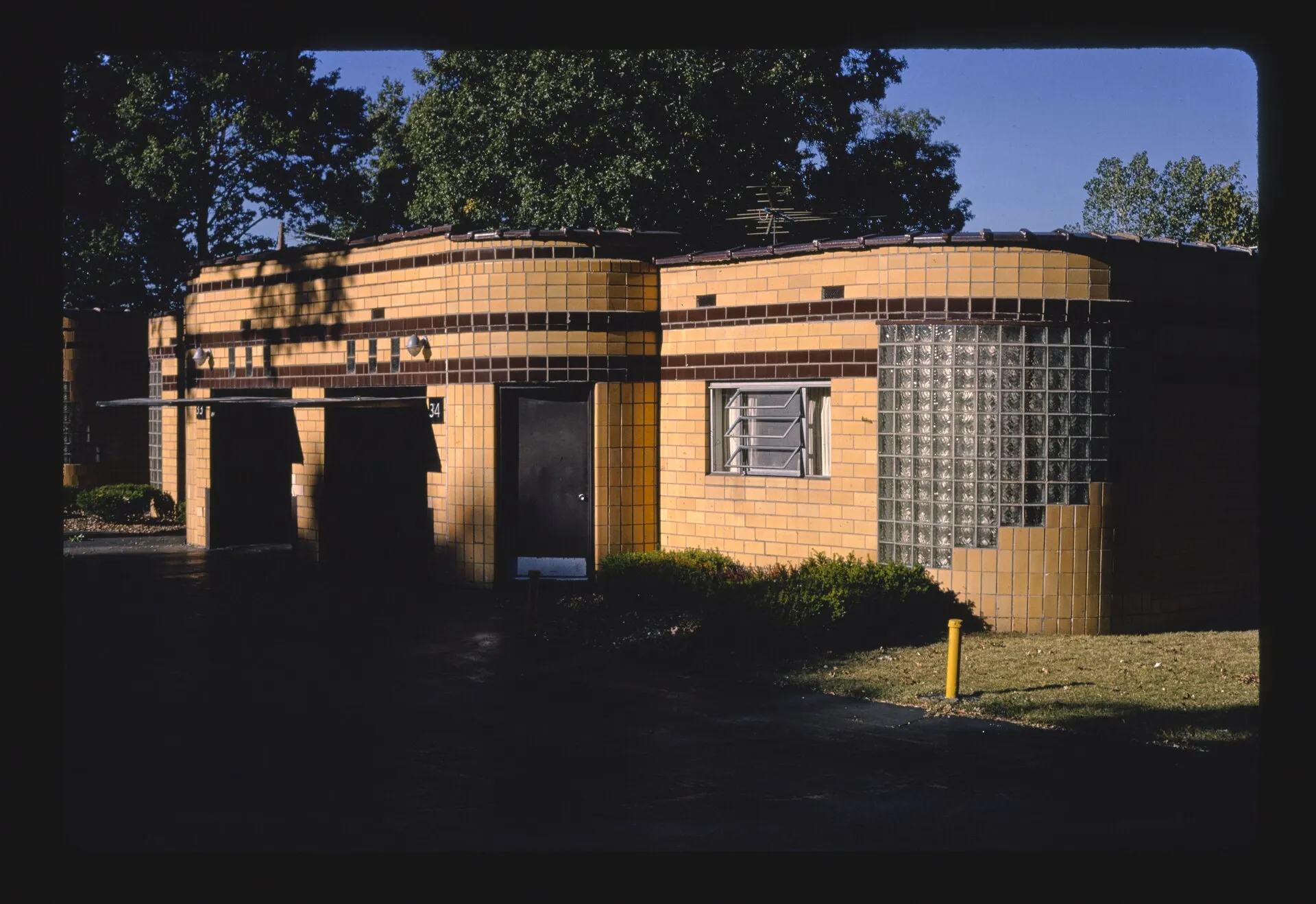 Title: Coral Court Motel, Marlborough, Missouri Physical description: 1 photograph : color transparency ; 35 mm (slide format). Notes: Forms part of: John Margolies Roadside America photograph archive (1972-2008).; Ge...