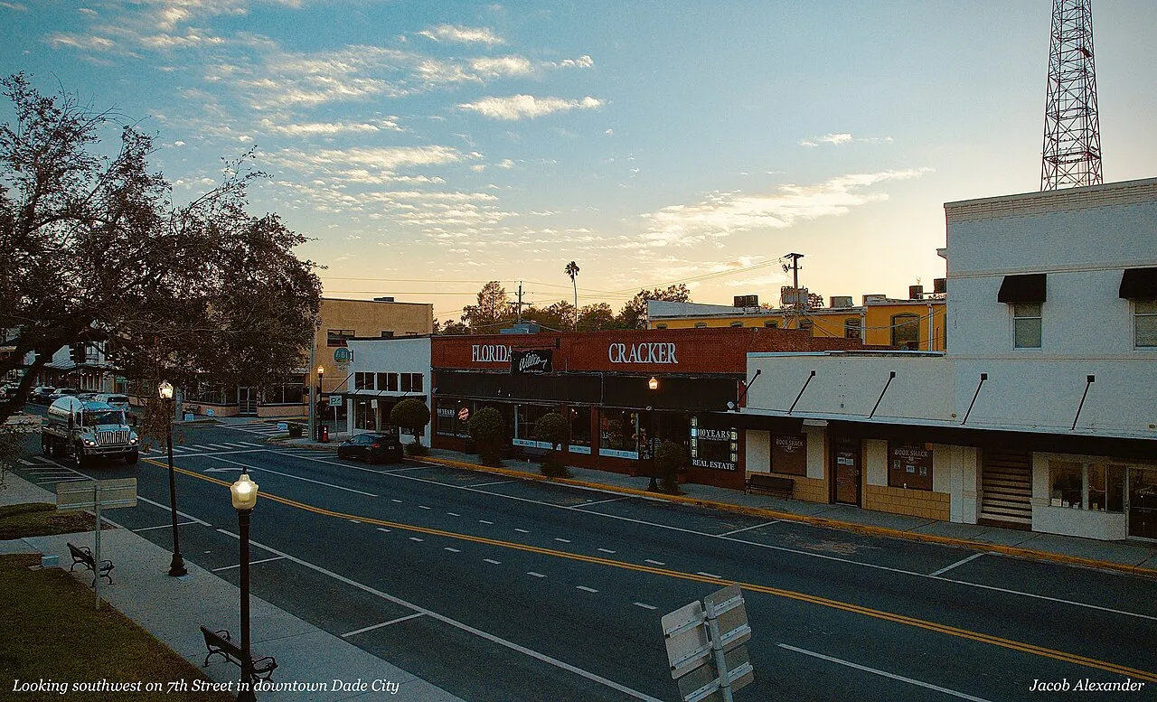 A view of several downtown Dade City businesses located on 7th Street, between Meridian and Pasco Avenues.