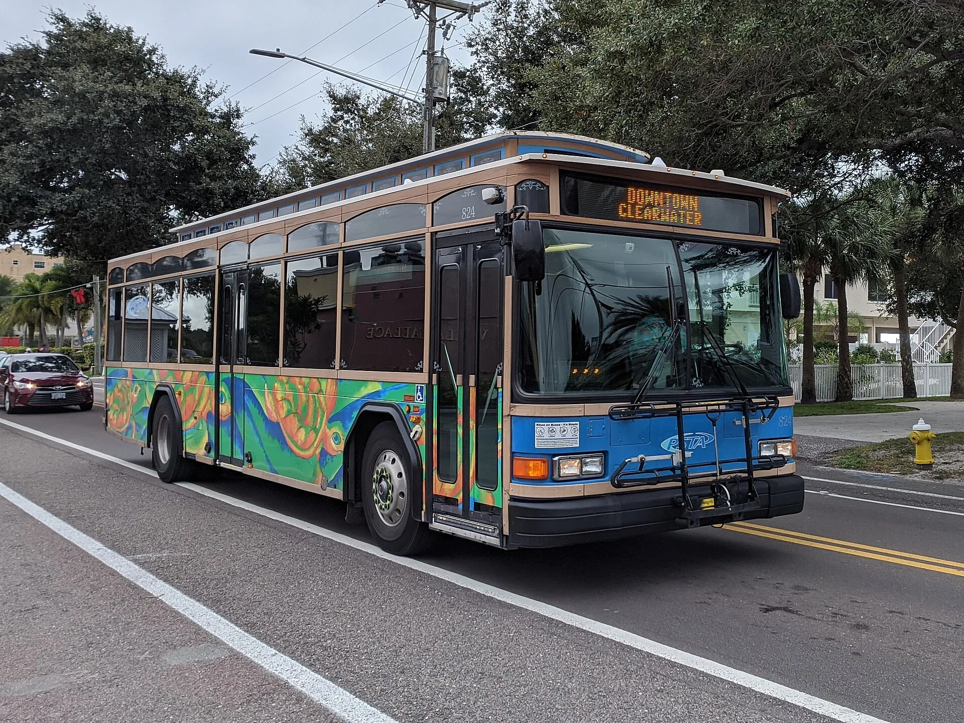 Pinellas Suncoast Transit Authority bus 824, a Gillig Trolley Replica, on Gulf Boulevard (FL 699) in Indian Rocks Beach.