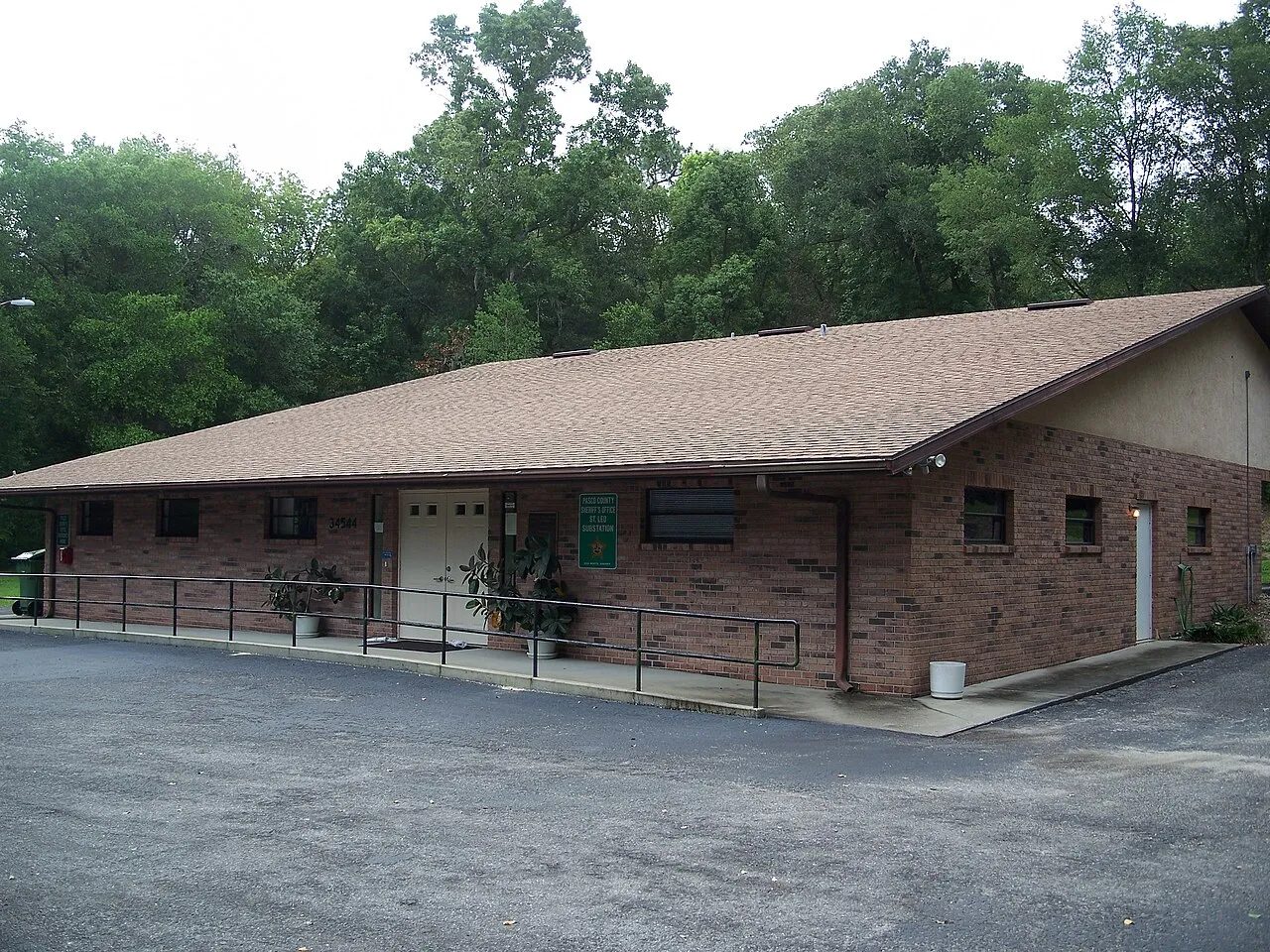 St. Leo: Town hall.