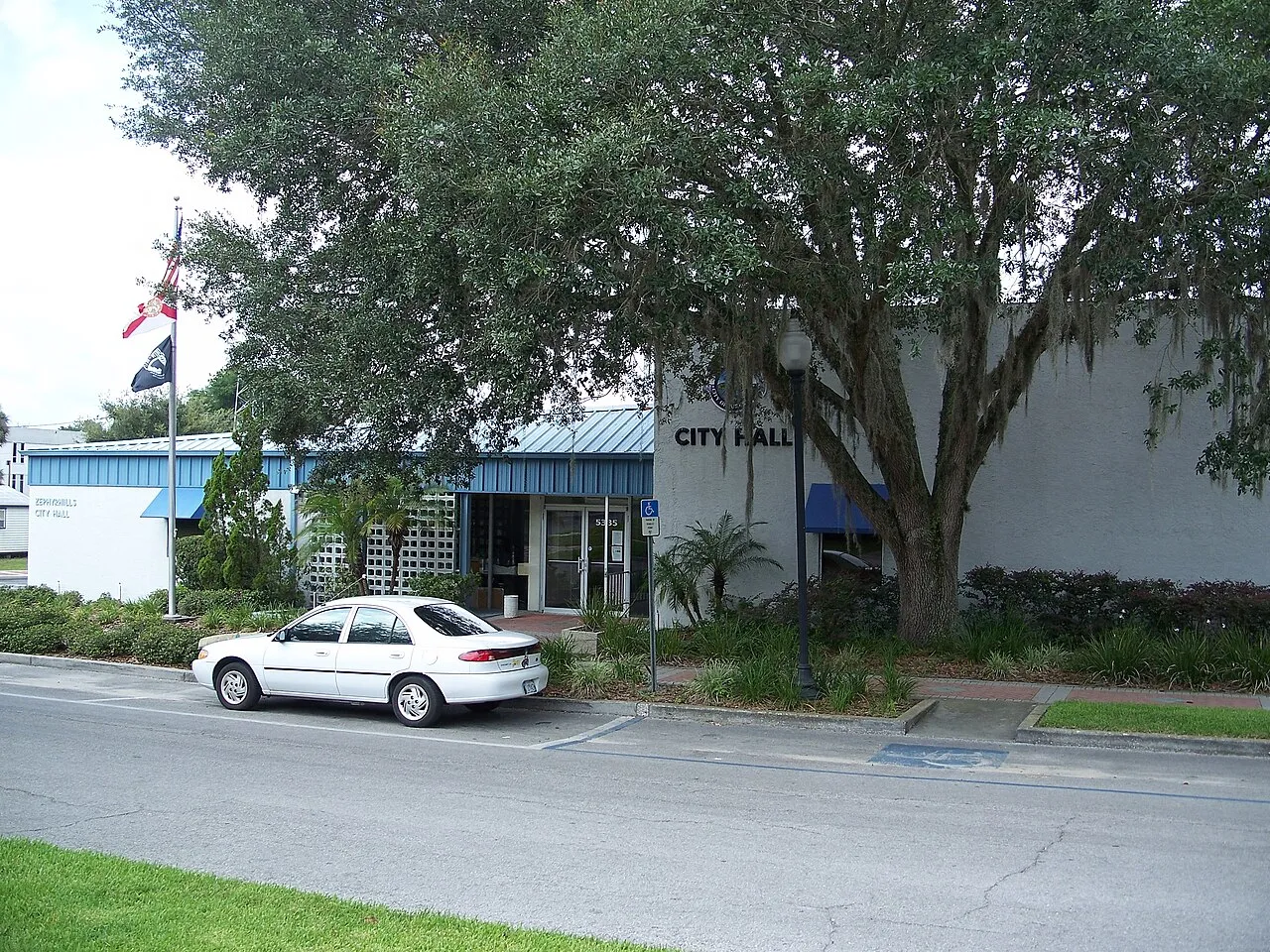 Zephyrhills: Town hall.