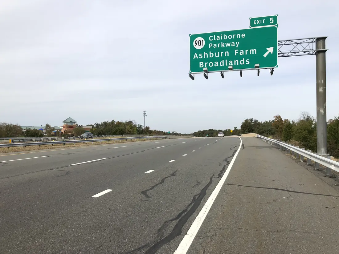 View west along Virginia State Route 267 (Dulles Greenway) at Exit 5 (Virginia State Route 901/Claiborne Parkway, Ashburn Farm, Broadlands) in Broadlands, Loudoun County, Virginia