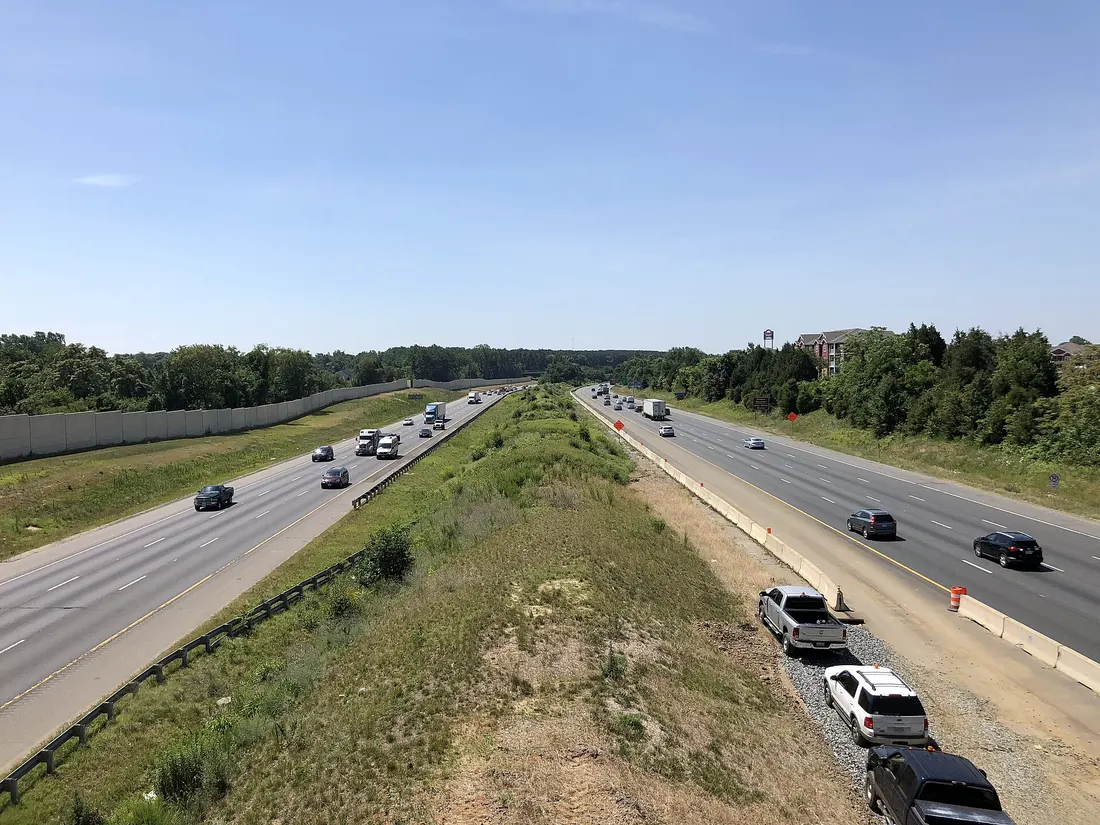 View south along Interstate 95 and U.S. Route 17 from the overpass for Fall Hill Avenue in Fredericksburg, Virginia