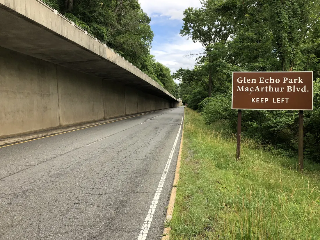 View southeast along the Clara Barton Parkway between the exit for Cabin John and the exit for MacArthur Boulevard in Glen Echo, Montgomery County, Maryland