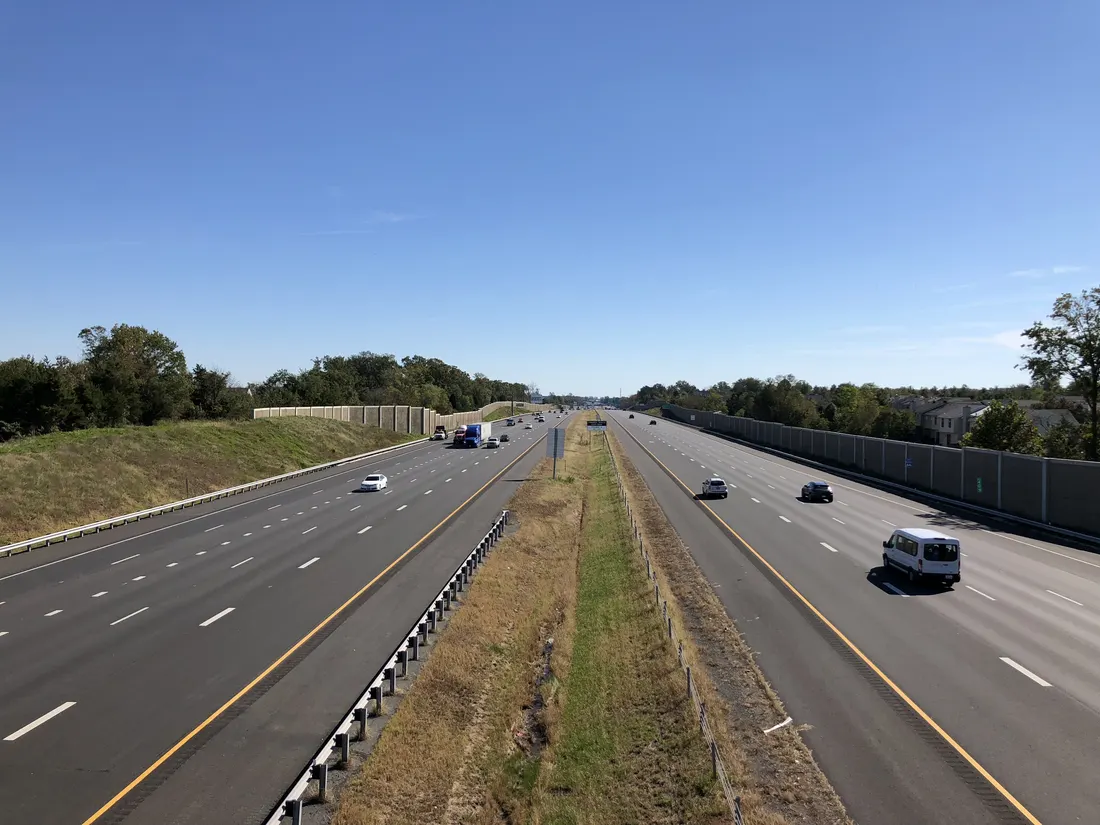 View east along Interstate 66 from the overpass for Jefferson Street (Virginia State Route 625) in Haymarket, Prince William County, Virginia