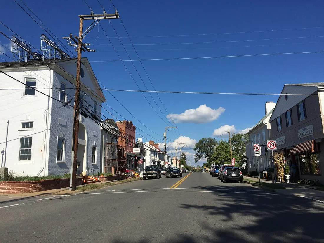 View south along U.S. Route 17 Business and east along Virginia State Route 55 (Main Street) at Frost Street in Marshall, Fauquier County, Virginia
