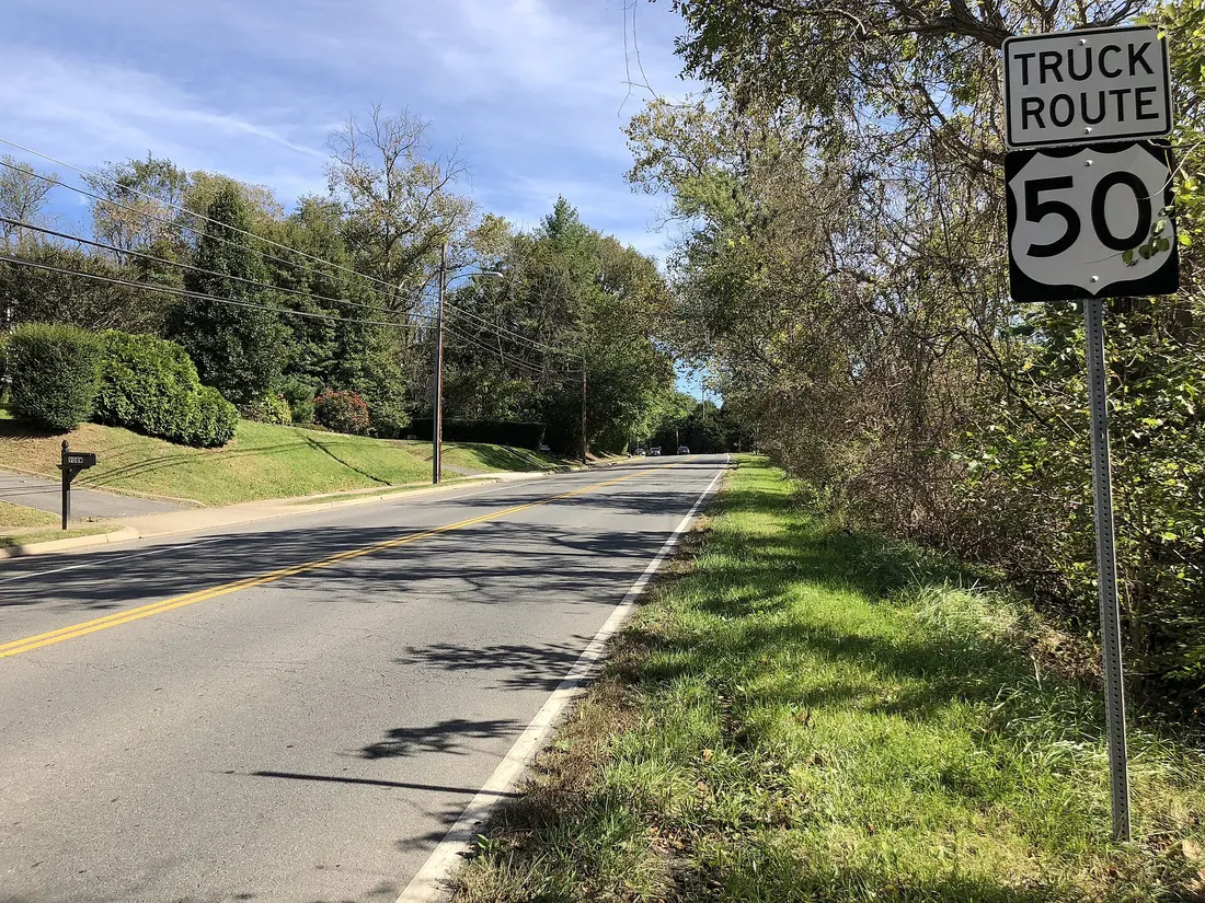 View east along U.S. Route 50 (Washington Street) between Windy Hill Road and Chestnut Street in Middleburg, Loudoun County, Virginia
