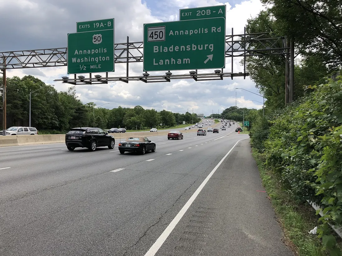 View south along the inner loop of the Capital Beltway (Interstate 95 and Interstate 495) at Exit 20 (Maryland State Route 450/Annapolis Road, Bladensburg, Lanham) in New Carrollton, Prince George's County, Maryland