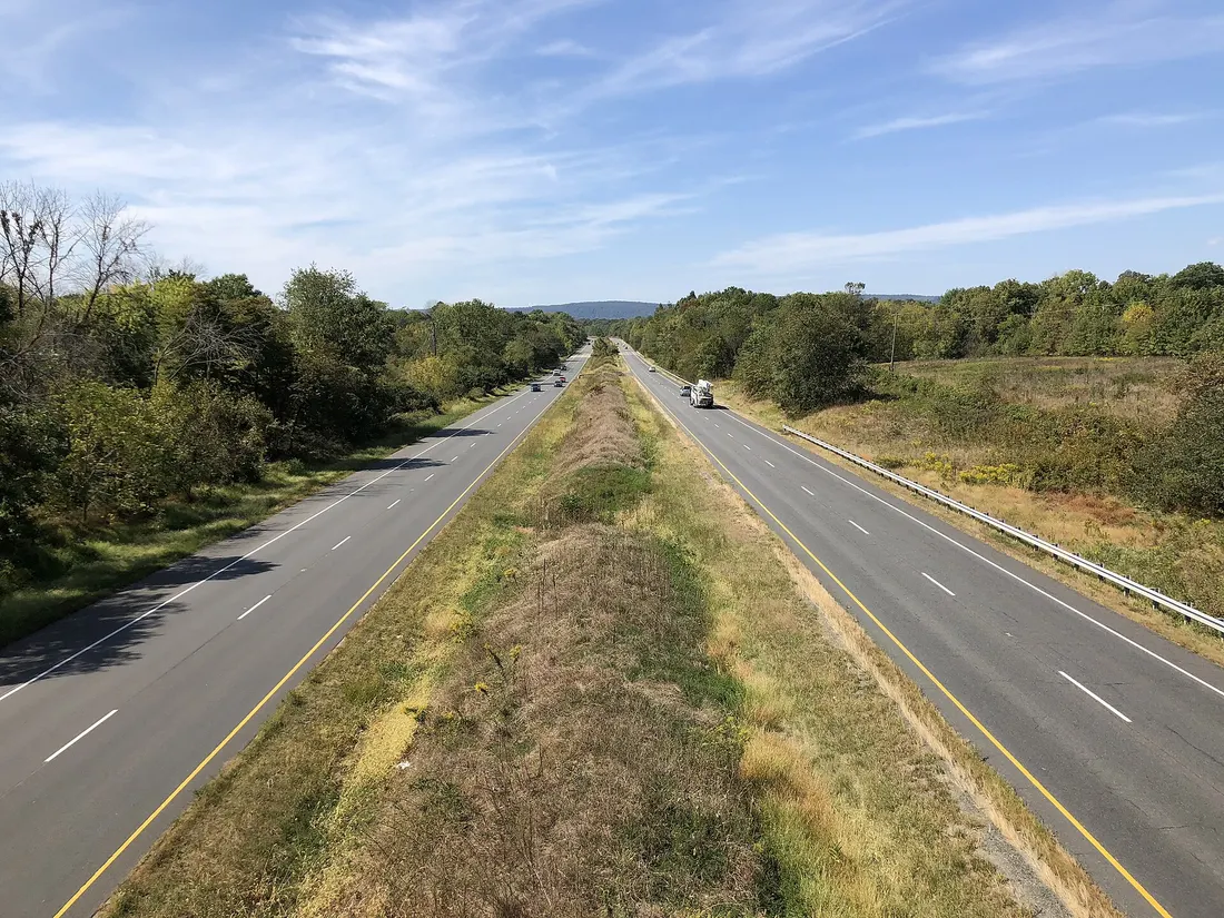 View west along Virginia State Route 7 (Harry Byrd Highway) from the overpass for Virginia State Route 690 (Hillsboro Road/North 21st Street) in Purcellville, Loudoun County, Virginia
